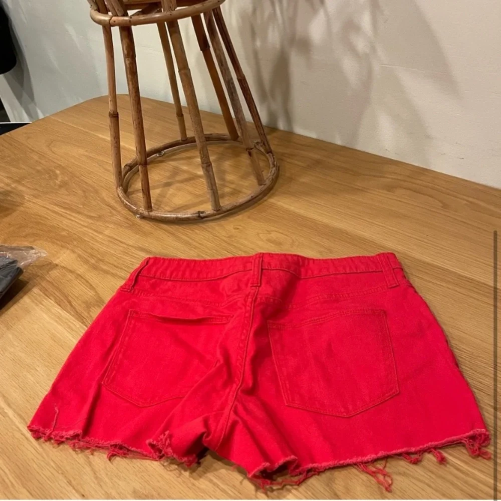 🇺🇸 Universal Thread Red High Rise Shortie Cut Off Jean Shorts 6 / 28R - Picture 4 of 11